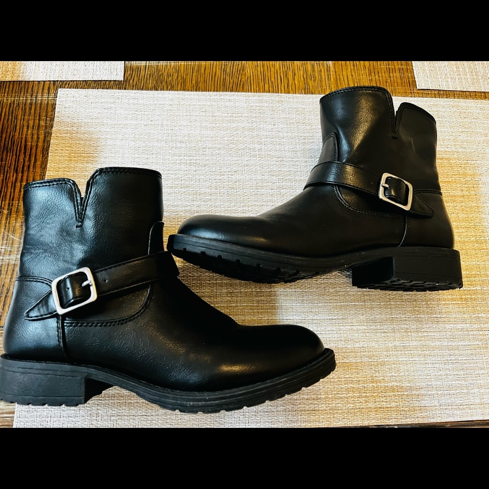 Girls boots used once from cat and Jack black